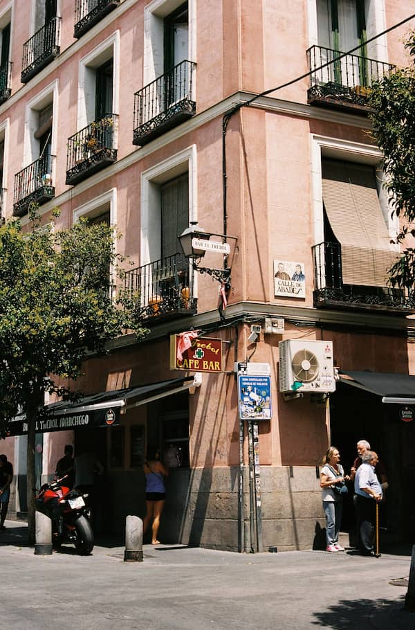 Calle del barrio de Malasaña en Madrid, con ambiente cultural y creativo