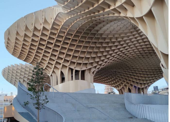 Metropol Parasol (Las Setas de Sevilla) en la Plaza de la Encarnación, junto a la sede de Laraña de la Facultad de Bellas Artes