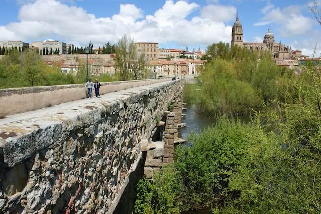 Puente Romano sobre el río Tormes, con el perfil histórico de Salamanca al fondo