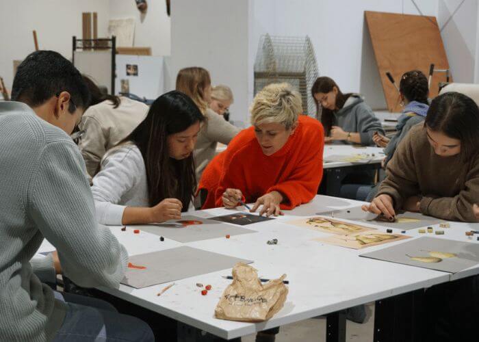 Estudiantes trabajando en un taller del Grado en Bellas Artesen Palma 