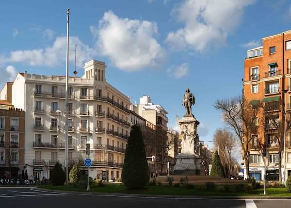Estudiar Bellas Artes en Madrid: Nebrija 4 Calle del distrito de Chamberí, en Madrid, con edificios de vivienda y comercio de barrio