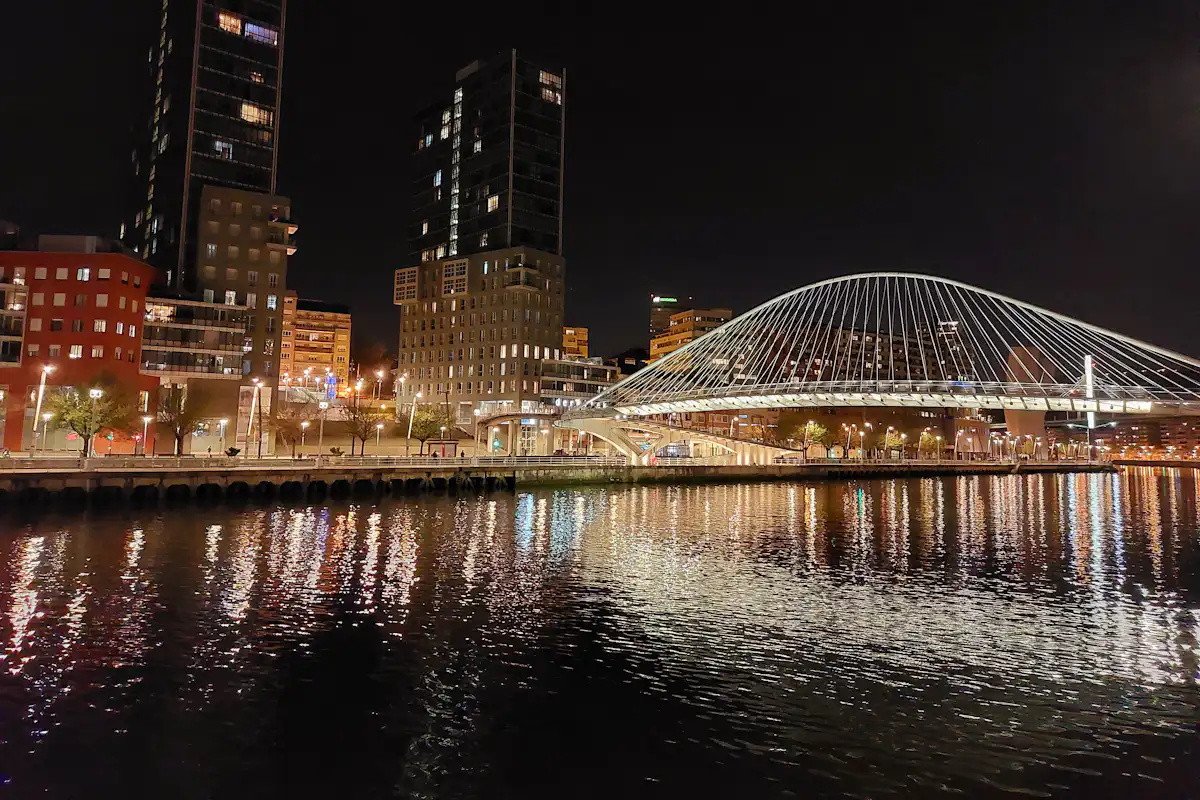 Museo de Bellas Artes de Bilbao reabre: fechas, entradas y exposiciones 2 La ría de Bilbao de noche bajo un puente – Totenart