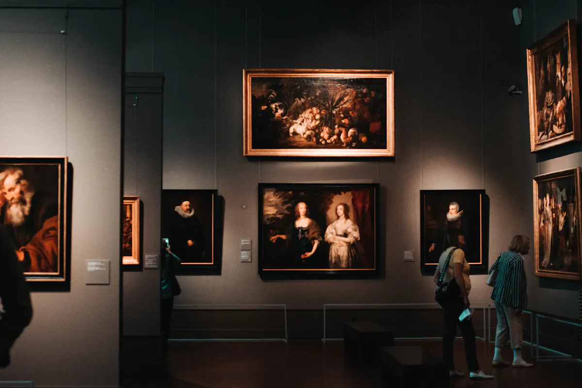 Museo de Bellas Artes de Bilbao reabre: fechas, entradas y exposiciones 1 Visitante en una sala de museo con pinturas en las paredes – Totenart