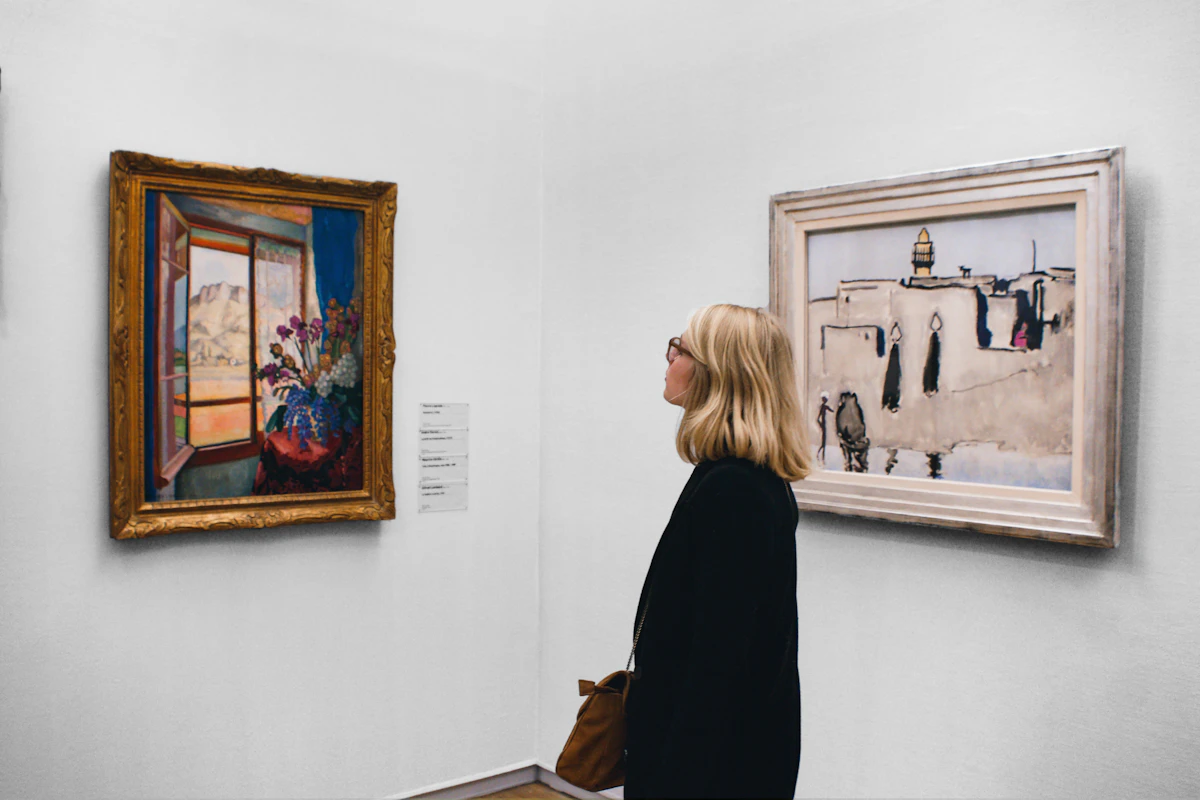 Mujer contemplando un cuadro en una sala de exposiciones – Totenart