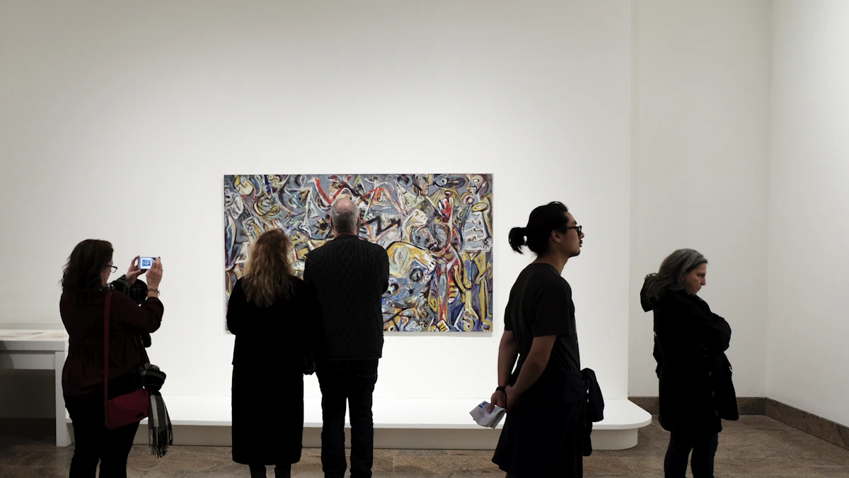 Visitantes ante una obra en una exposición de arte, imagen de Totenart para el Premio Sala El Brocense 2026