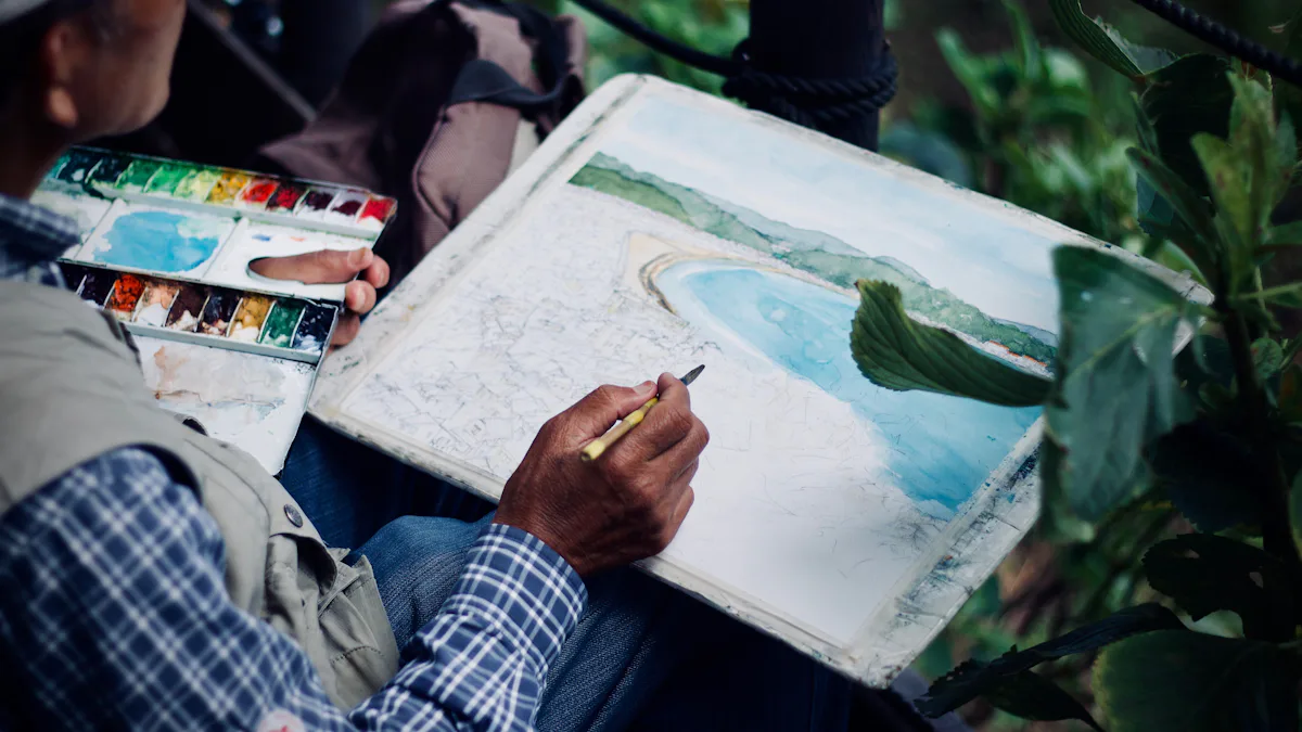 Artista pintando a la acuarela en un cuaderno frente al mar – Totenart