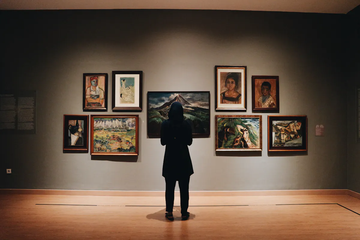 Ricardo de Madrazo en el Prado: dibujos y acuarelas 2 Visitante observando pinturas en la sala de un museo – Totenart