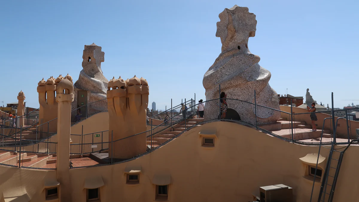 Azotea de La Pedrera (Casa Milà) con sus chimeneas, en Barcelona – Totenart