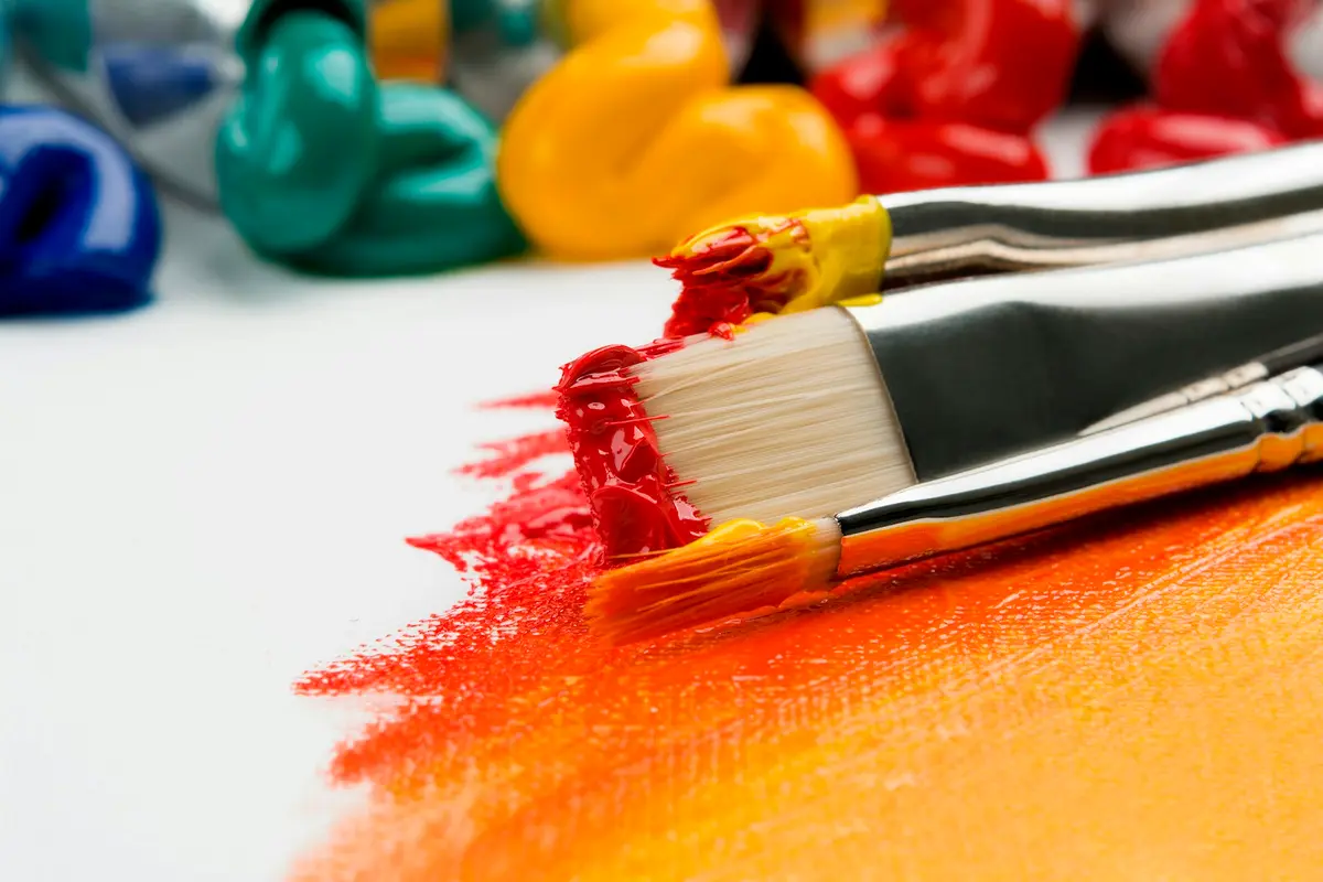 Certamen de Pintura Ciudad de Antequera 2026: 7.500 € en premios 1 Pinceles cargados de pintura roja y naranja sobre un lienzo blanco – Totenart