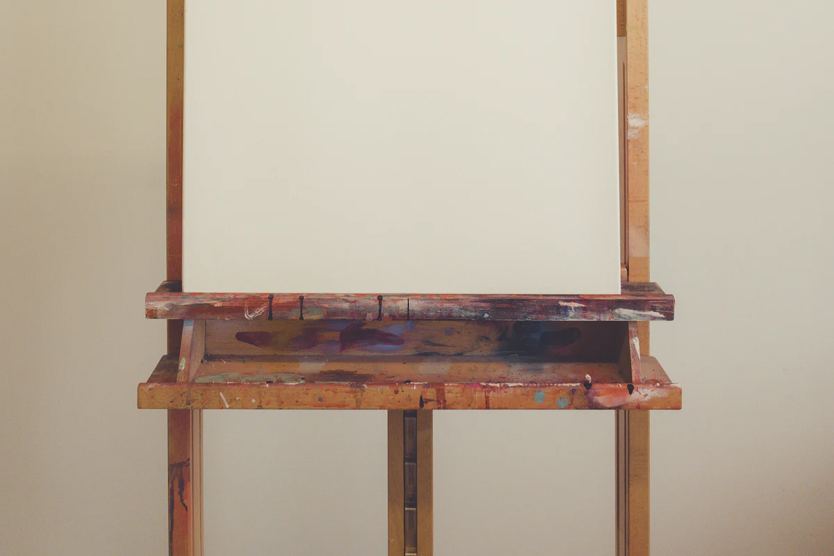 Premio Almuzara de Pintura 2026: 10.000 € a la pintura sobre libros 2 Lienzo en blanco sobre un caballete de estudio manchado de pintura – Totenart
