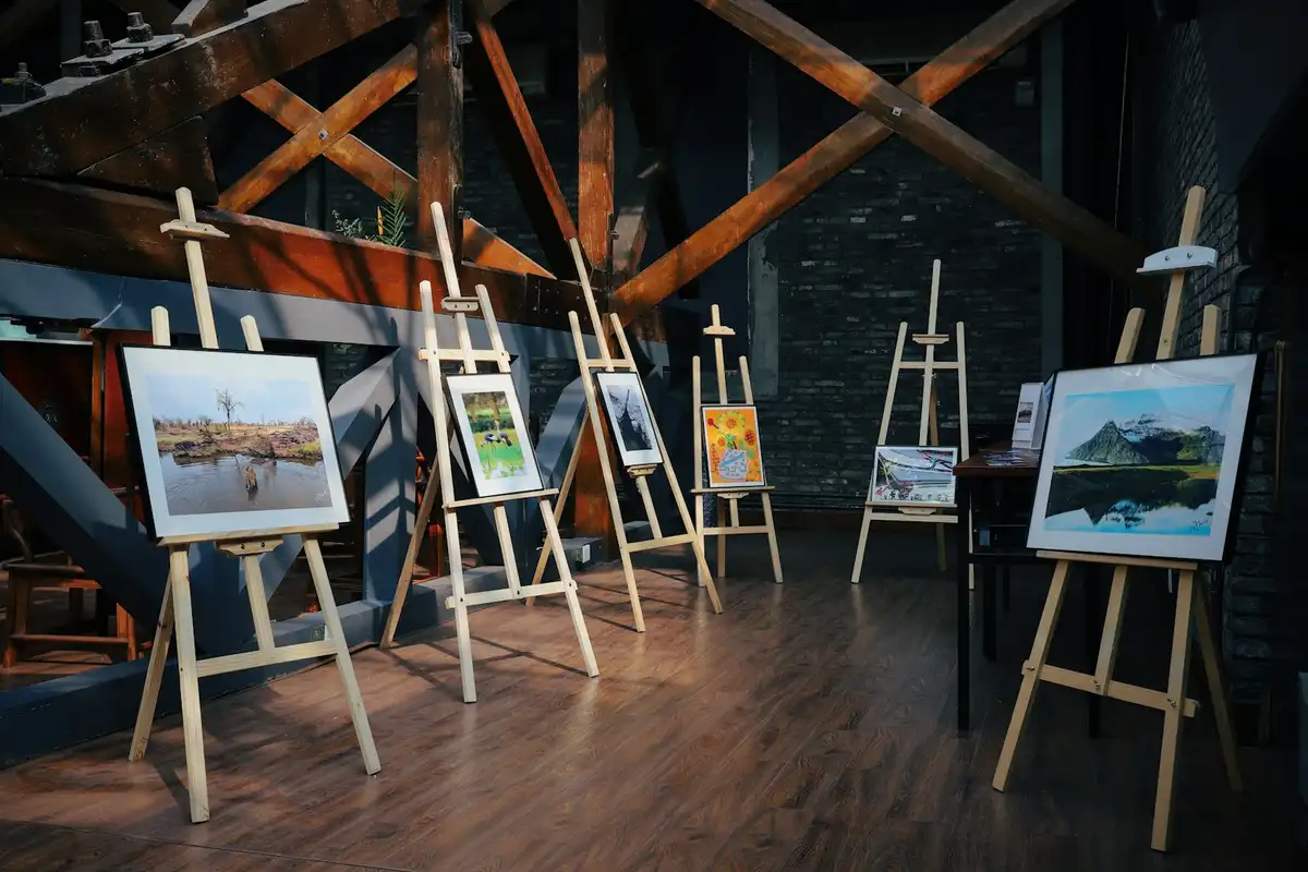 Premio López-Villaseñor 2026: 21.500 € para pintura y escultura 1 Cuadros expuestos sobre caballetes de madera en una sala – Totenart