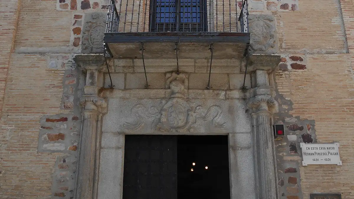 Portada de la casa de Hernán Pérez del Pulgar, sede del Museo Municipal López-Villaseñor en Ciudad Real – Totenart