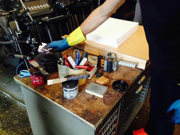 totenart- como limpiar rodillo de grabado, imagen del taller