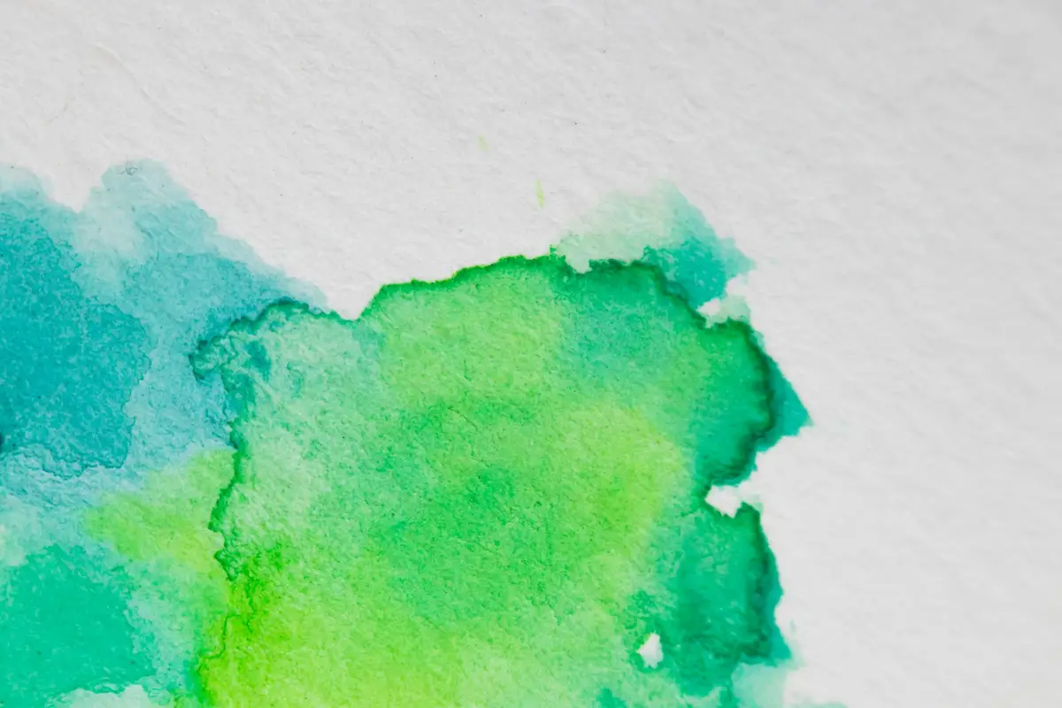 Acuarelas fáciles: 10 ideas para empezar a pintar 2 Mancha de acuarela en verdes y turquesas fundidos sobre papel blanco – Totenart