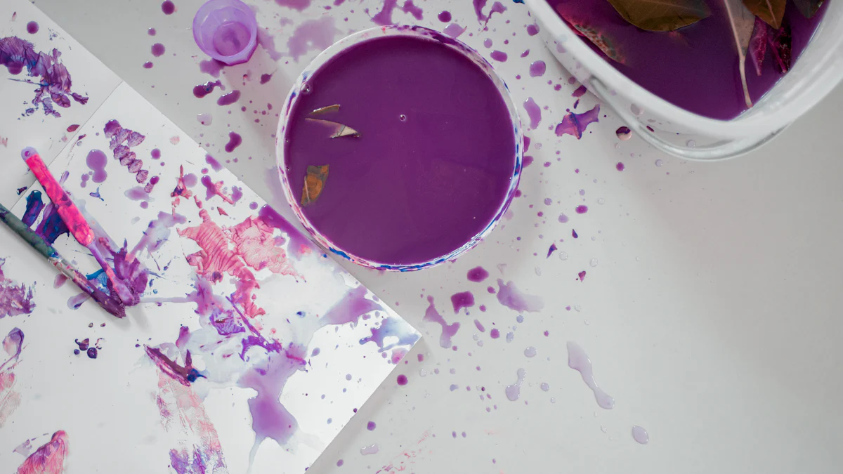 Pintura de color morado en un recipiente junto a un papel con manchas violetas – Totenart