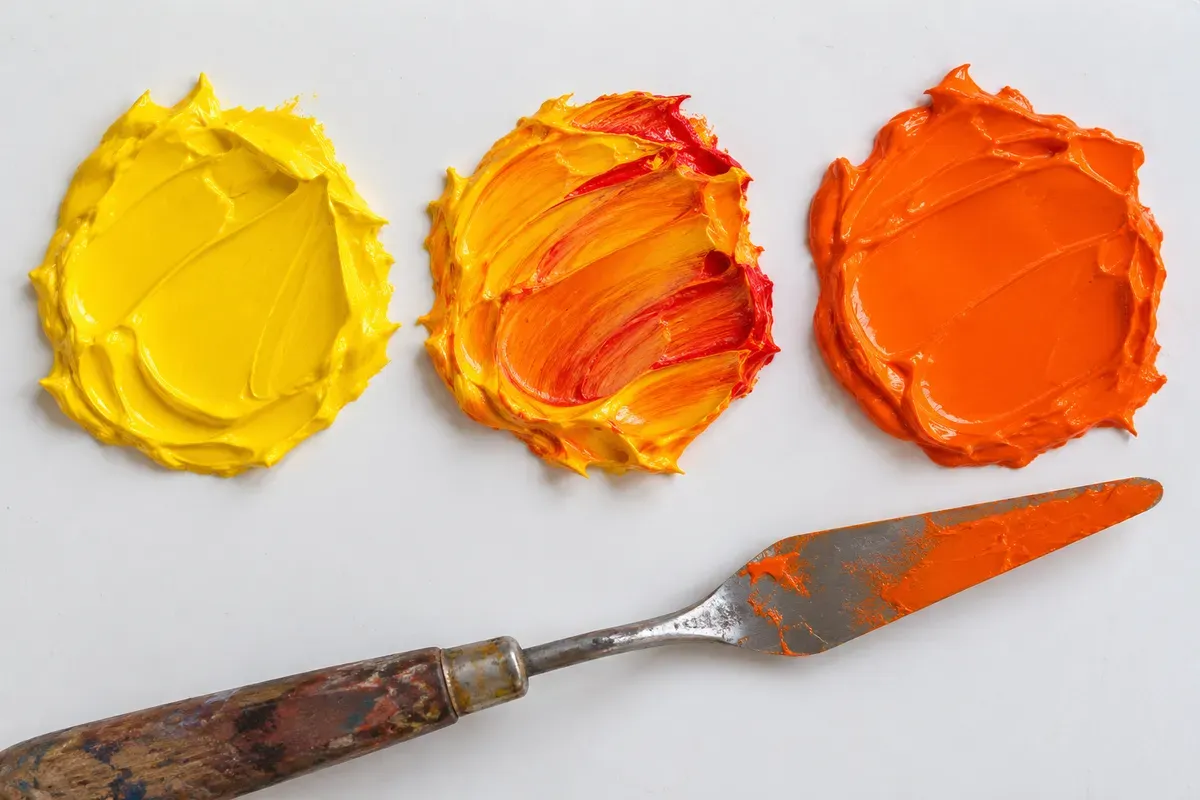 Paso a paso del naranja en la paleta: amarillo, rojo añadido poco a poco y naranja final, con espátula – Totenart
