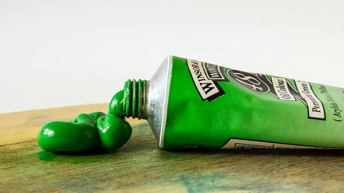Tubo de óleo verde sobre una paleta de madera, verdes de tubo – totenart
