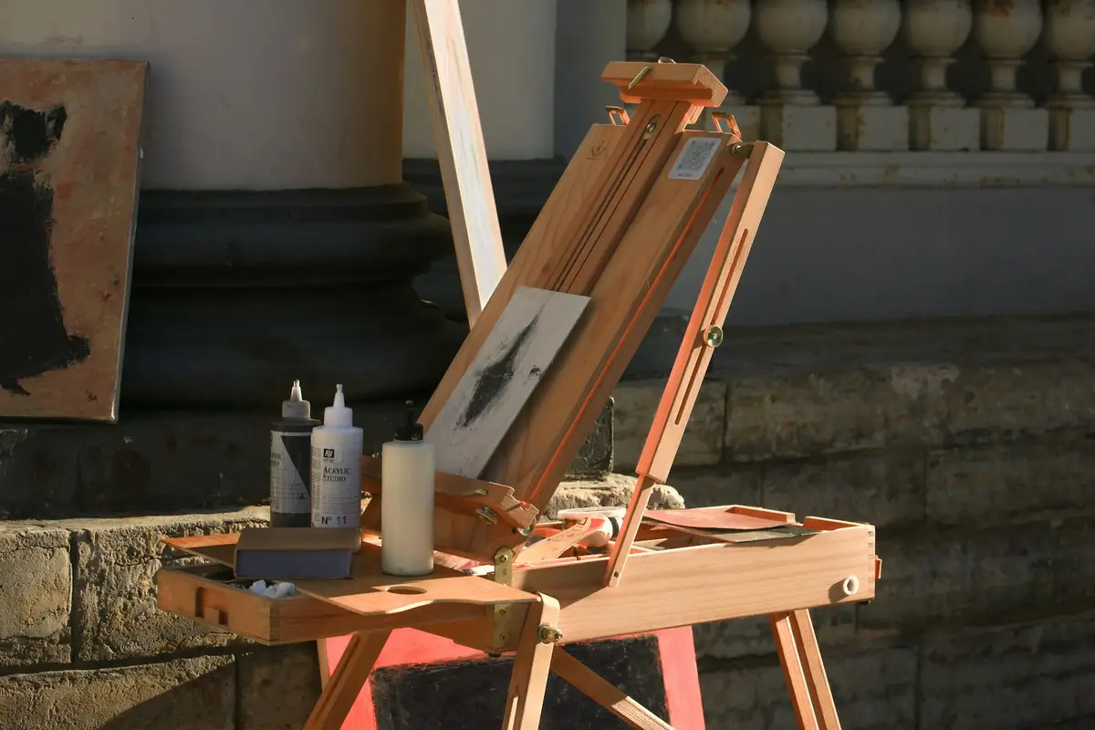 Ideas para pintar en lienzo: 20 cuadros fáciles para empezar 1 Caballete de campo con acrílicos, una tablilla bocetada y un lienzo apoyado en la pared – Totenart