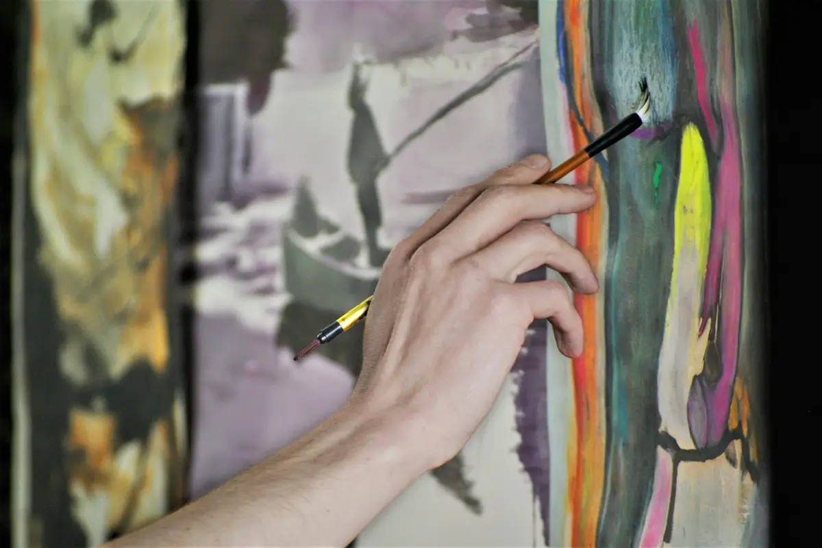 Ideas para pintar en lienzo: 20 cuadros fáciles para empezar 8 Mano pintando con un pincel fino sobre un lienzo de colores intensos – Totenart